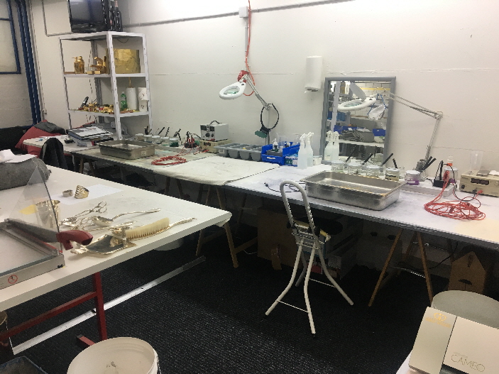 Kristallglanz GmbH und Gold Deluxe gehren Urs Fischer
